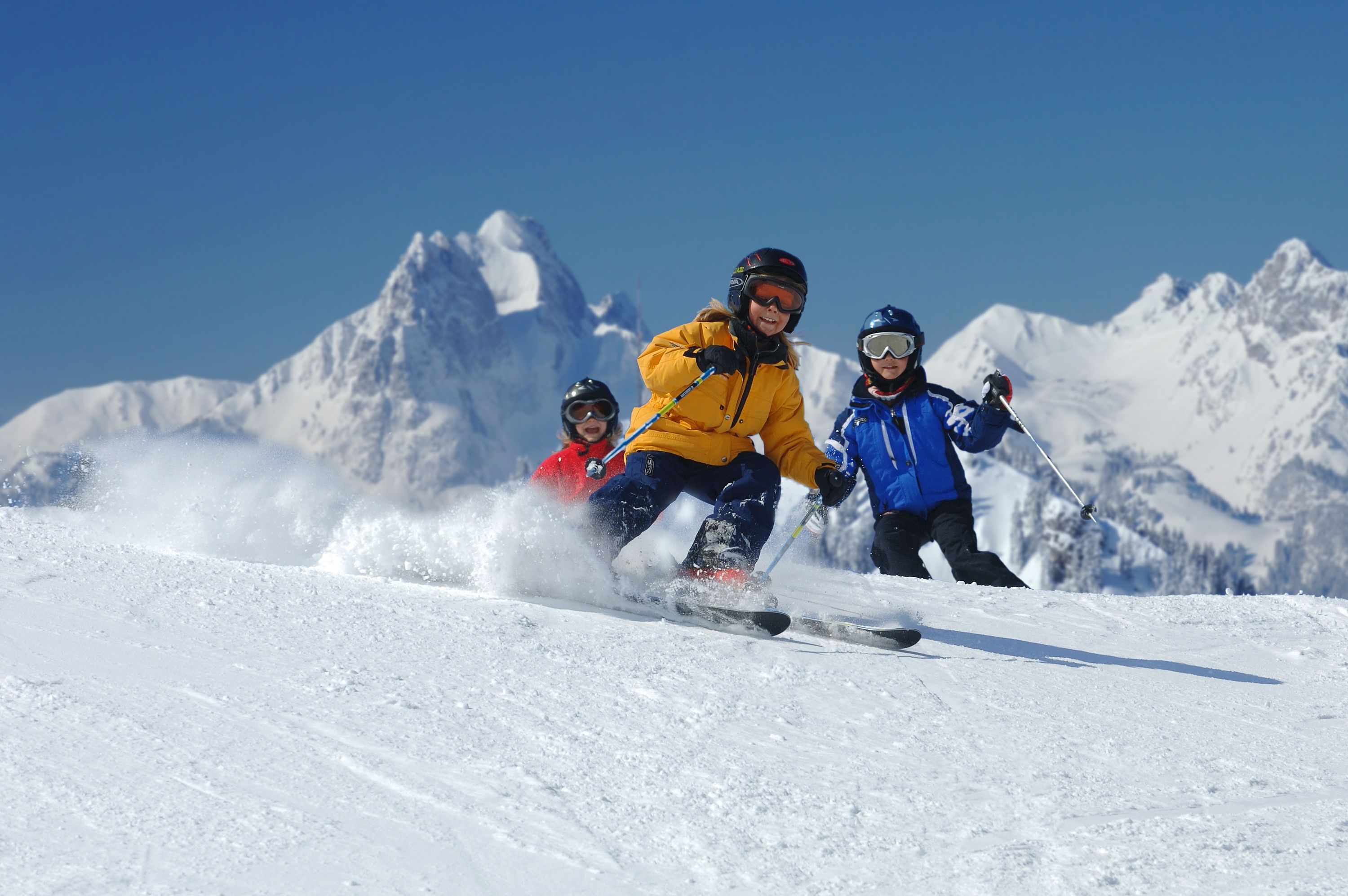 My friend skis. Домбай горнолыжный курорт. Домбай лыжники. Горнолыжный спорт Домбай. Домбай горнолыжный курорт для детей.